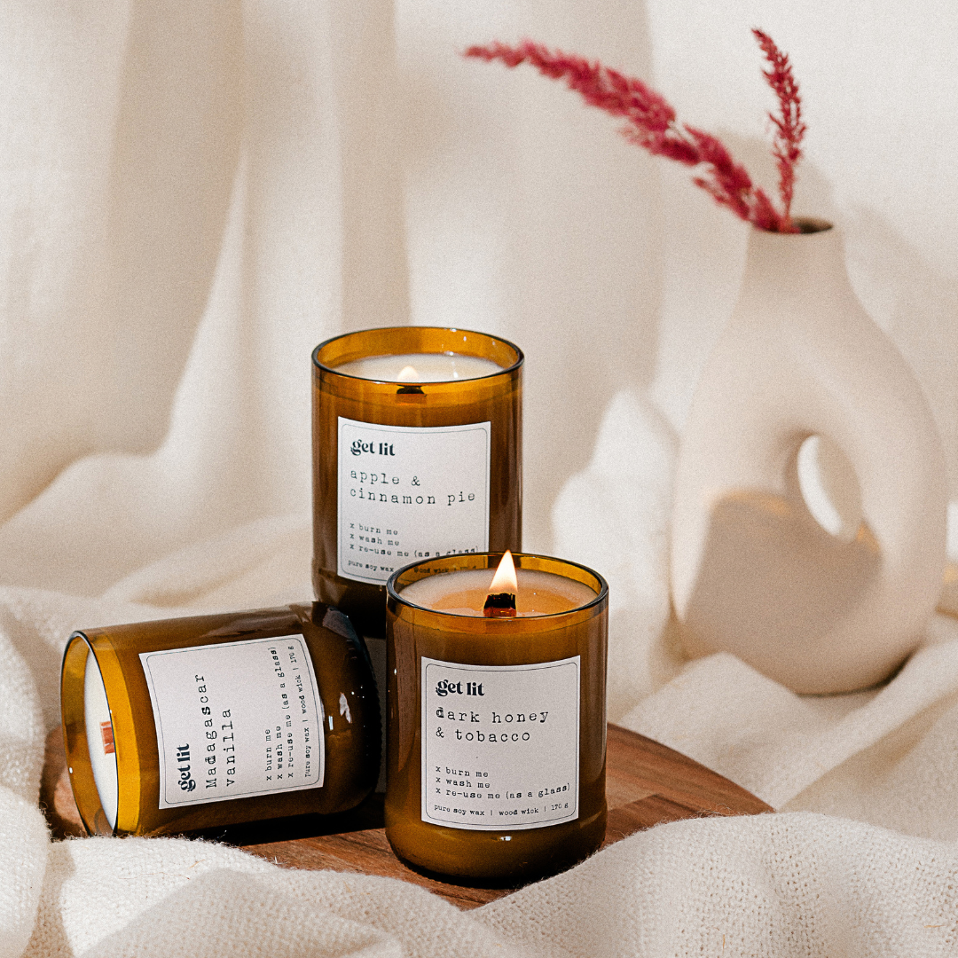 Lumanare parfumata din ceara de soia | Fitil Lemn | Parfum Vanilie Scortisoara Tabac Brad | Cadou Craciun