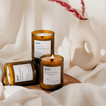 Lumanare parfumata din ceara de soia | Fitil Lemn | Parfum Vanilie Scortisoara Tabac Brad | Cadou 