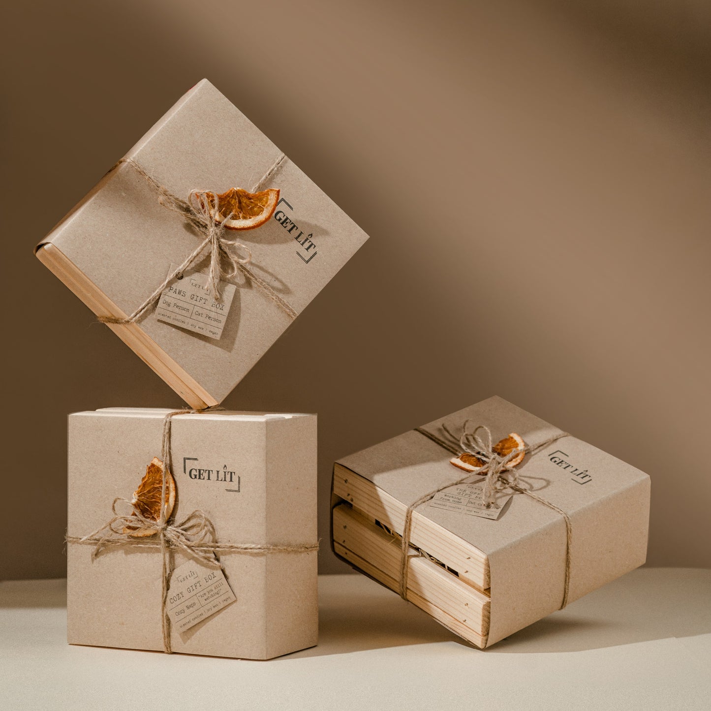 Gift Box personalizat cu lumanari parfumate din ceara de soia Get Lit | Handcrafted in Romania | Cadou Vegan & Eco-Friendly